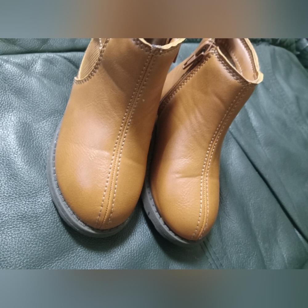 Carters Little girls boots size 7 - Picture 2 of 2